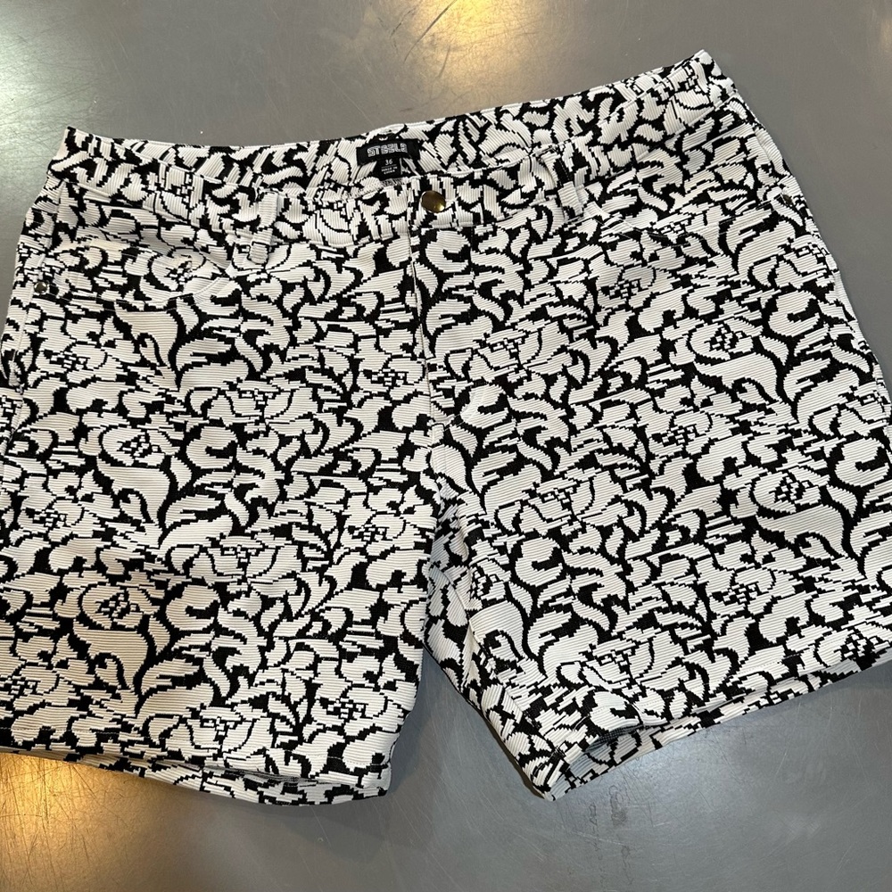 Stylish Black and White Patterned Men Shorts